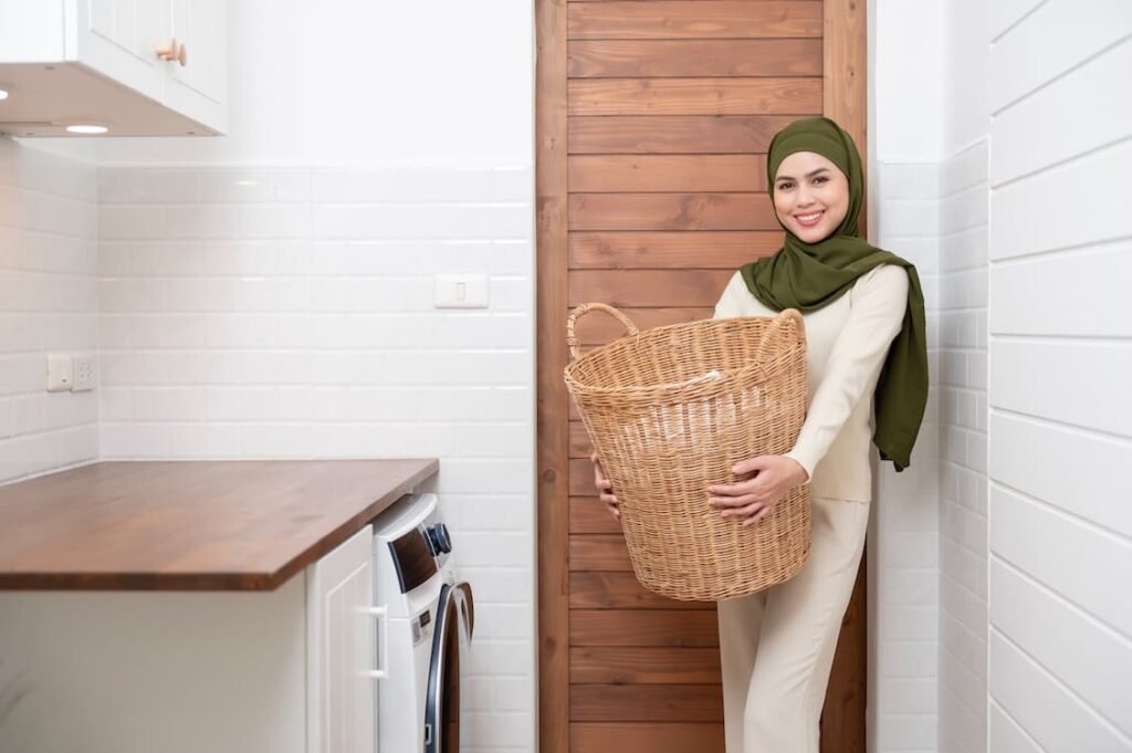 cari pembantu rumah tangga berpengalaman mengasuh anak, jasa ART syariah untuk keluarga kecil, pembantu rumah tangga terpercaya di daerah Jakarta Selatan, layanan ART profesional dengan gaji terjangkau